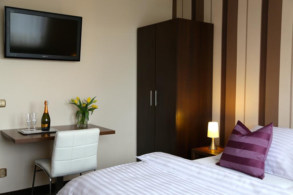 10 Bed And Breakfast Poznan Bagian luar foto